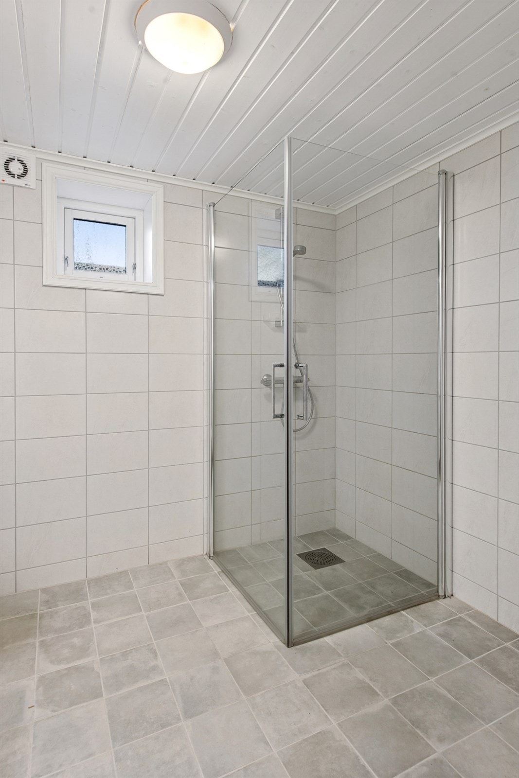 Her er det vegghengt toalett, dusjhjørne med glassdører og servantinnredning. Galleribilde