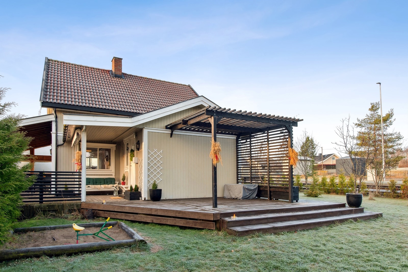 Pent opparbeidet pergola på motsatt side gir muligheter for å skape flotte uteområder. Galleribilde