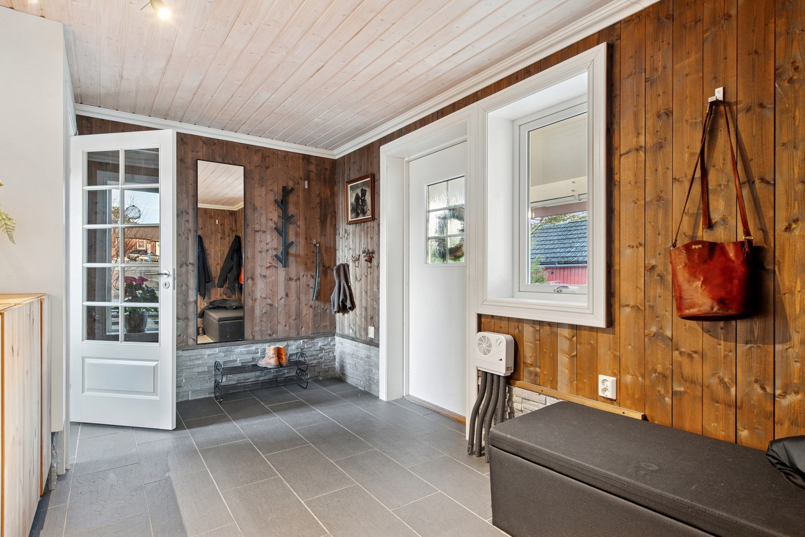 I hovedetasjen ønskes man velkommen via en romslig entré med garderobe, noe som kommer godt til nytte i hverdagen. (Foto: EFKT v/ Pål Godager) Galleribilde