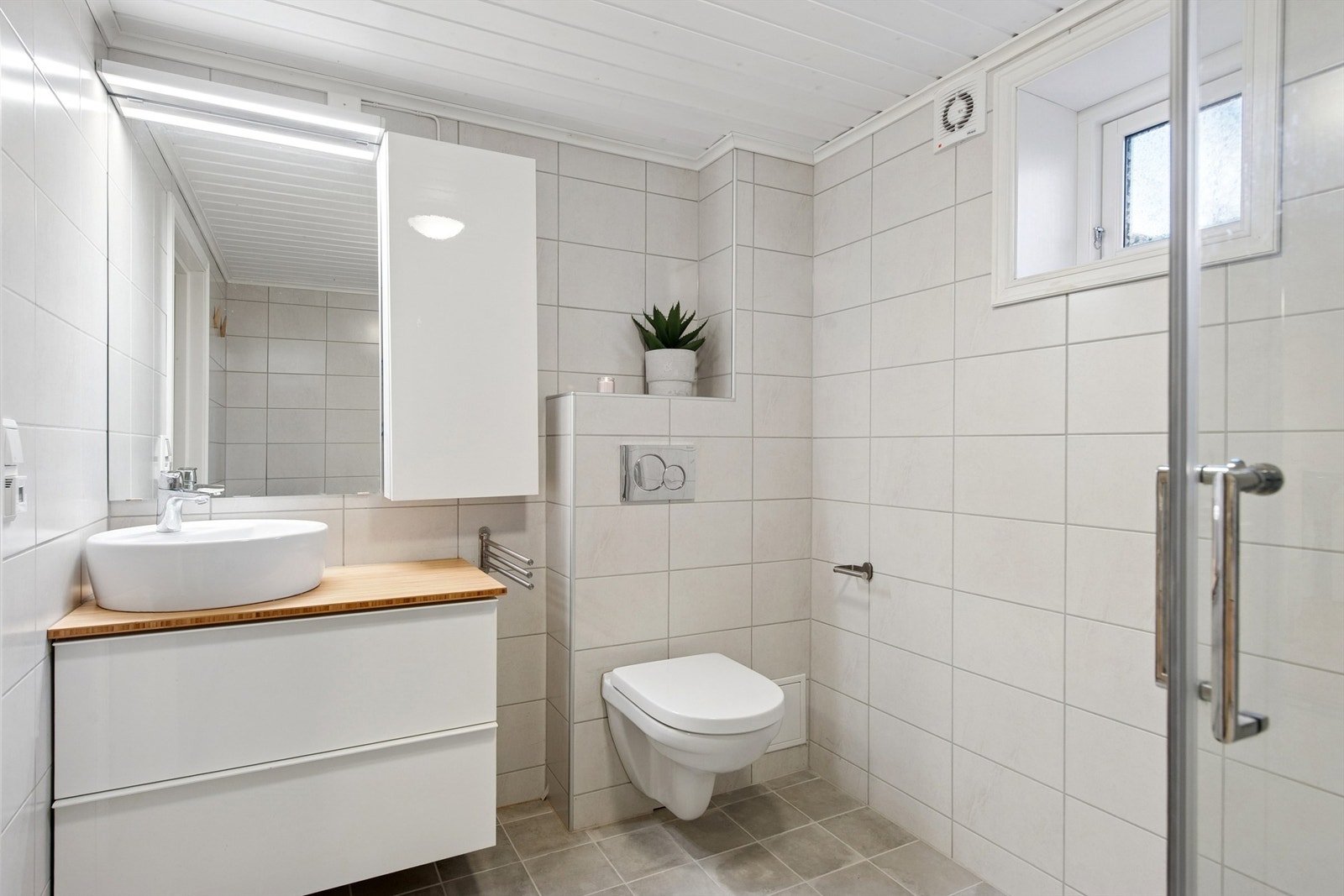 Baderommet i kjeller er fra 2018 og er også flislagt med gulvvarme. Galleribilde