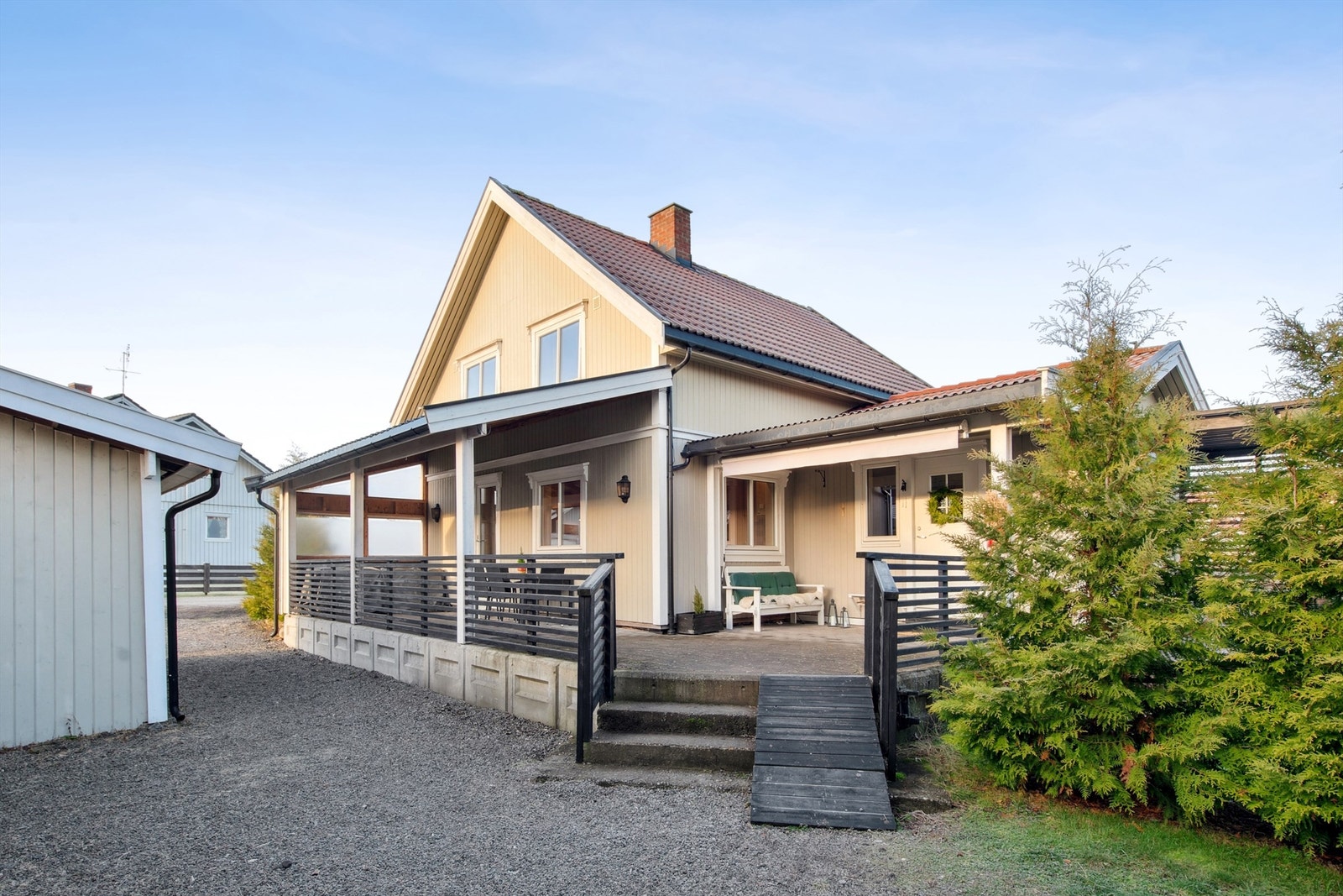 Deler av terrassen er overbygget i senere tid slik at man utvider sesongen for bruk av denne. Galleribilde