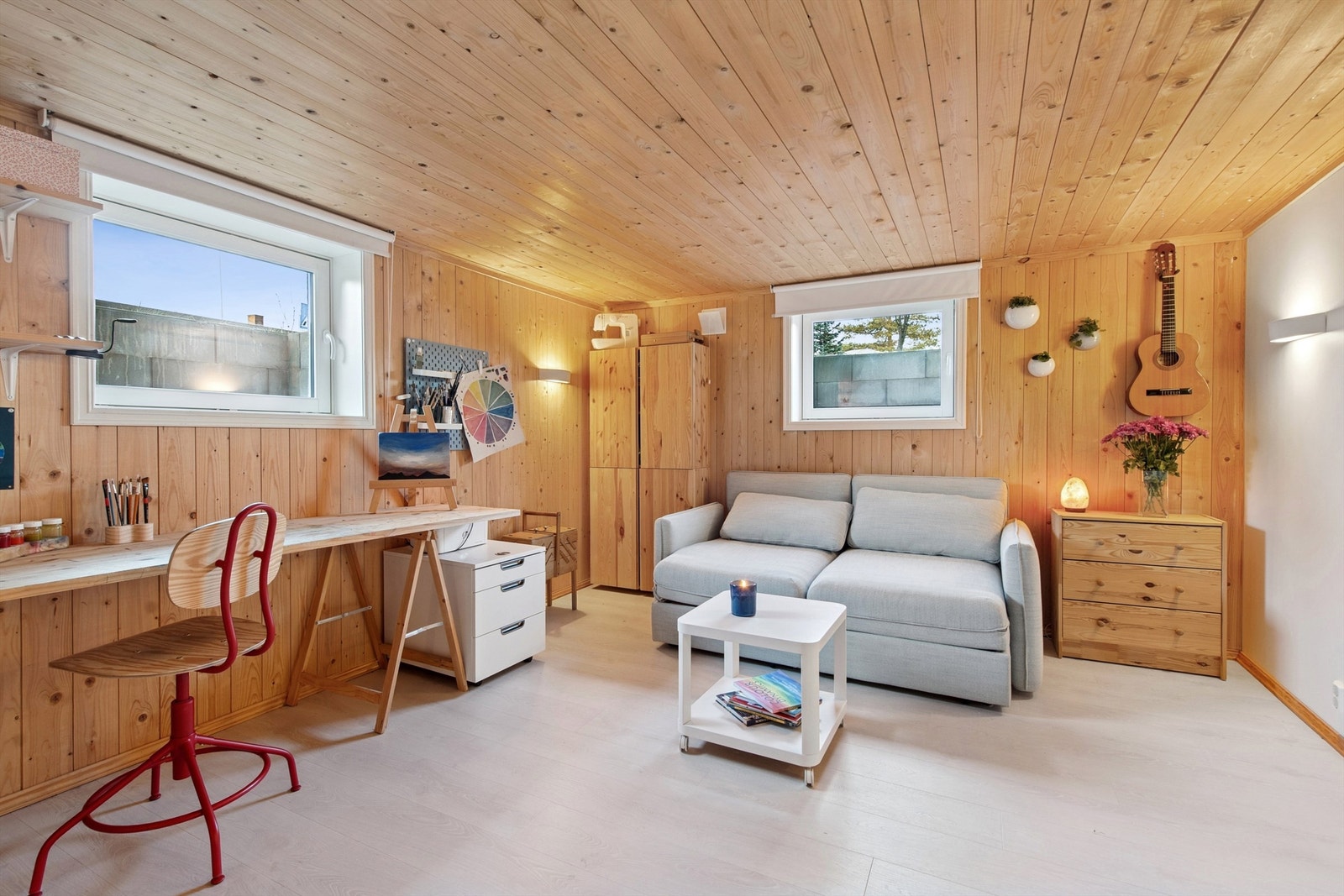 Meget stort soverom i kjelleretasjen pusset opp i senere tid, dette er et rom med mange muligheter. Galleribilde