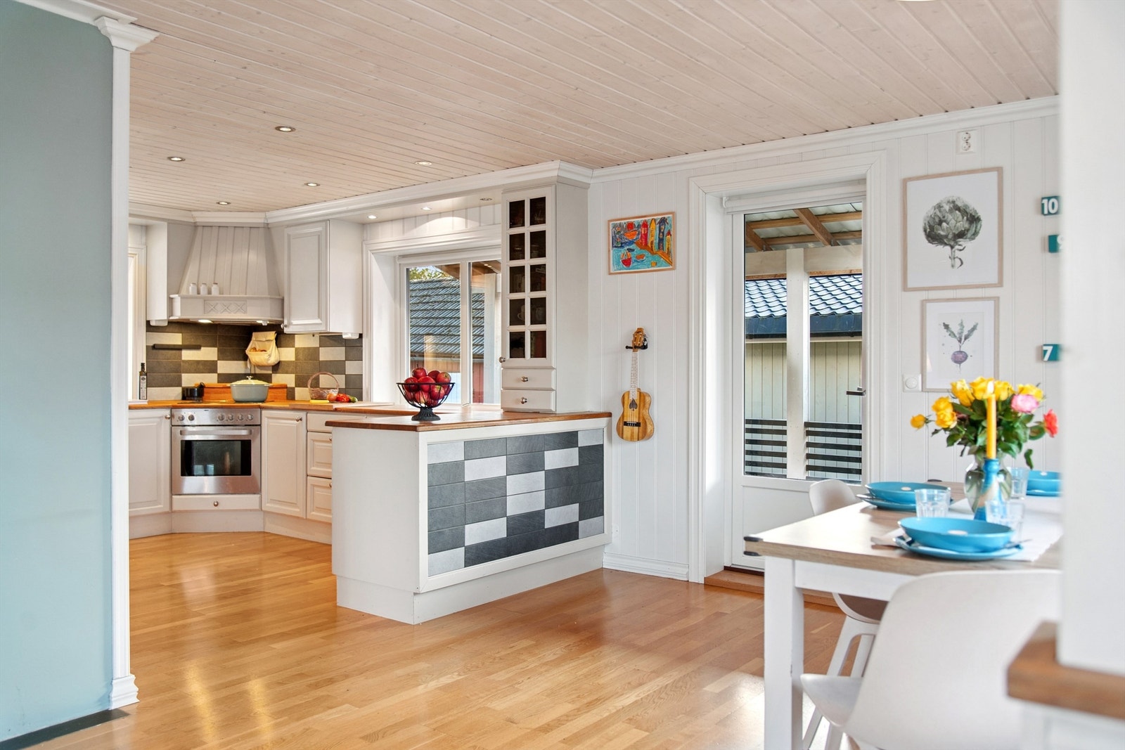 Kjøkkenet har en åpen løsning mot stuen og fremstår som praktisk og tidløst. Galleribilde