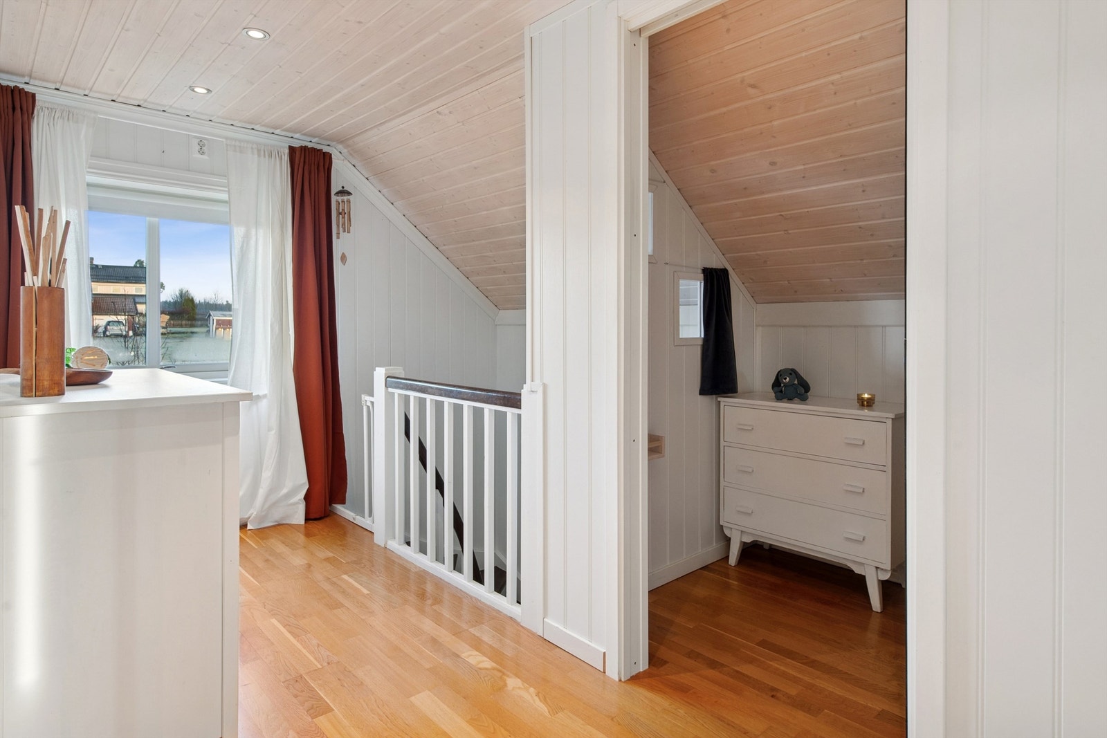 På loftsetasjen finner man gang, bod, bad og to soverom. Boden er pent opparbeidet og kan benyttes på flere måter. Galleribilde