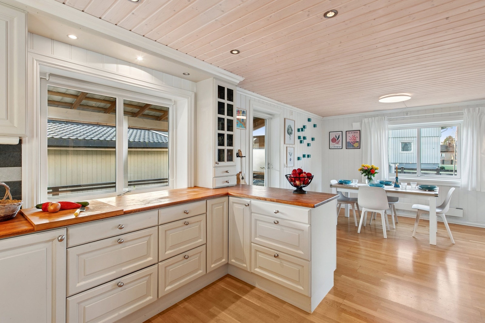 Kjøkken-halvøya deler opp rommet på en naturlig måte. Galleribilde