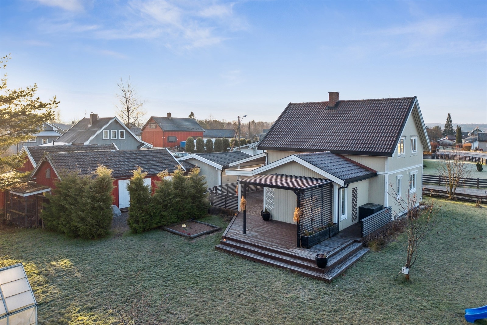 Velkommen til Sløyfa 45! Romslig og godt vedlikeholdt enebolig over tre plan. (Foto: EFKT v/ Pål Godager) Galleribilde