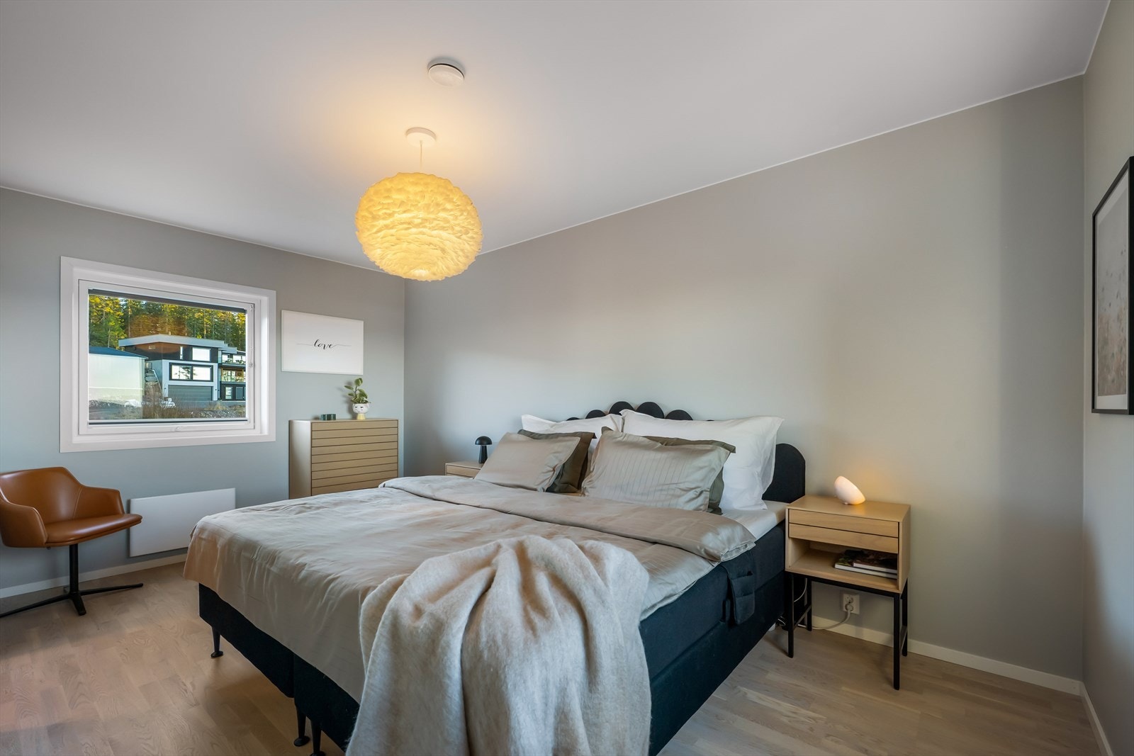 Soverom 2 ligger i tredje etasje og er i dag innredet som hovedsoverom. Rommet er av god størrelse og har tilhørende garderoberom. Galleribilde