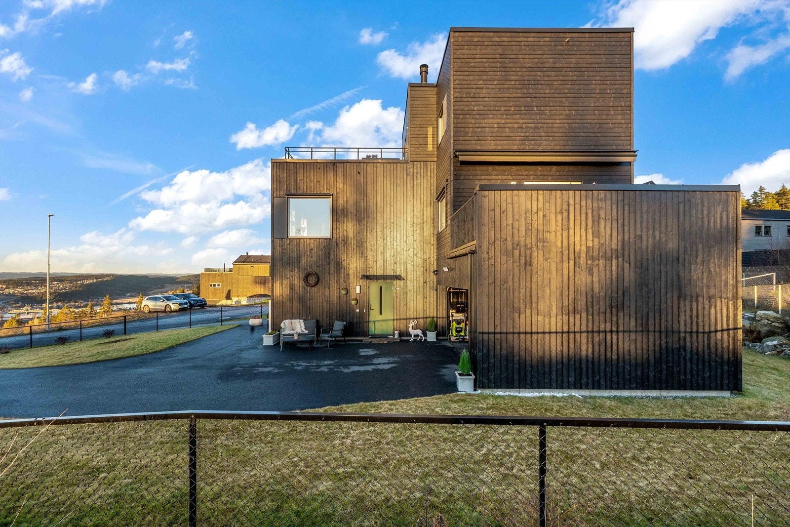 Boligen er påkostet med utvendige screens på de fleste vinduer og en stor motorisert markise over veranda med utgang fra kjøkkenet. Galleribilde
