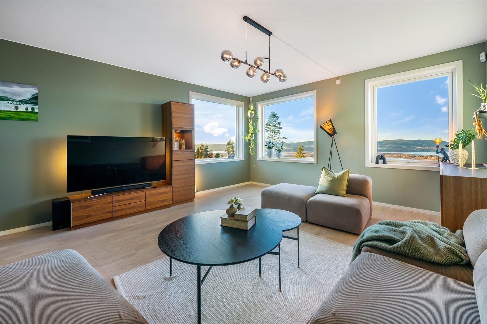 Stuen ligger i åpen løsning mot kjøkkenet. Et lyst og innbydende rom med store vindusflater som gir rikelig med naturlig lys, samtidig som de lar deg nyte den fantastiske utsikten. Galleribilde