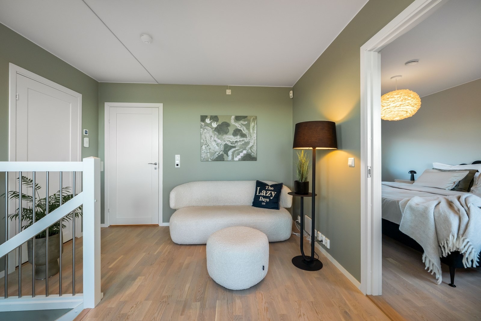 Følger man trappen opp til boligens tredje etasje kommer man inn i en stue som passer godt som ekstra tv-stue, kontor eller lekerom. Galleribilde