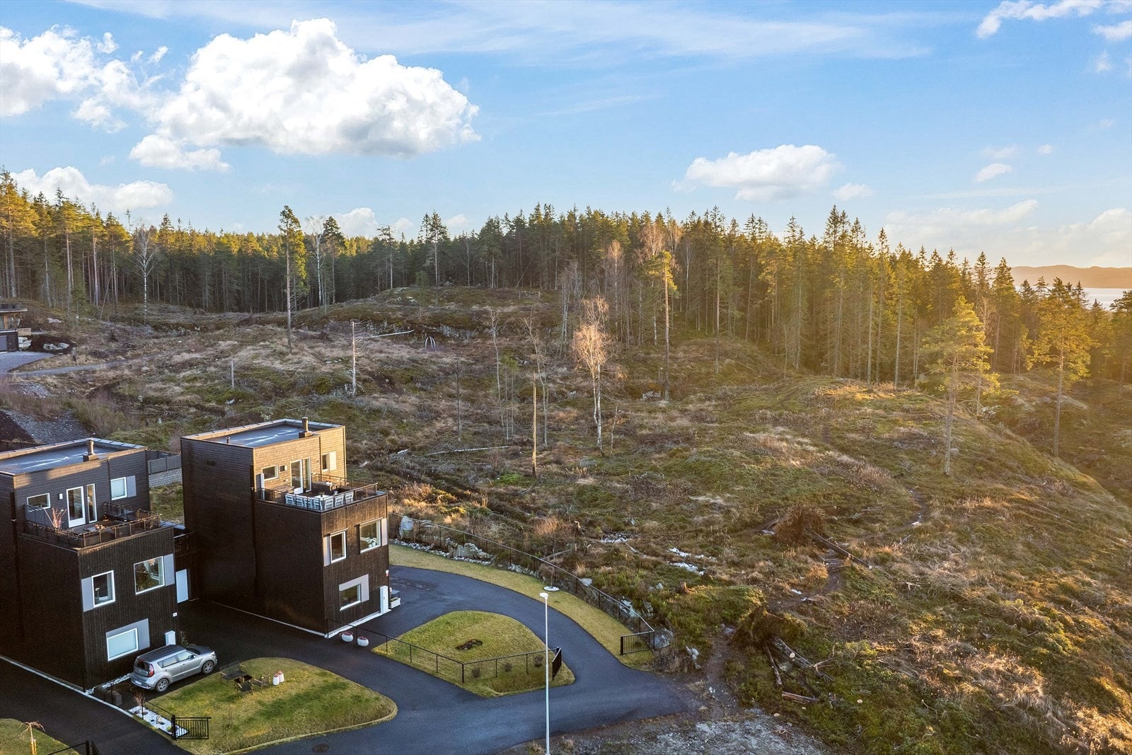 Eiendommen grenser til grøntareal og har enkel tilgang på flotte turområder. Galleribilde