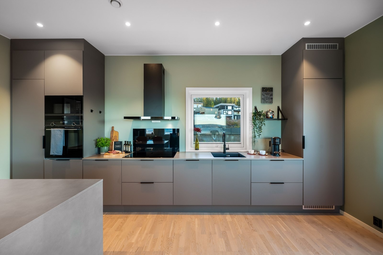 Kjøkkenet er ellers godt utstyrt med kjøleskap, fryser, oppvaskmaskin, stekeovn, mikrobølgeovn, koketopp, vinskap og kjøkkenventilator med avtrekk ut. Quoocker flex kjøkkenkran med kokende vann og uttrekkbar tut. Galleribilde