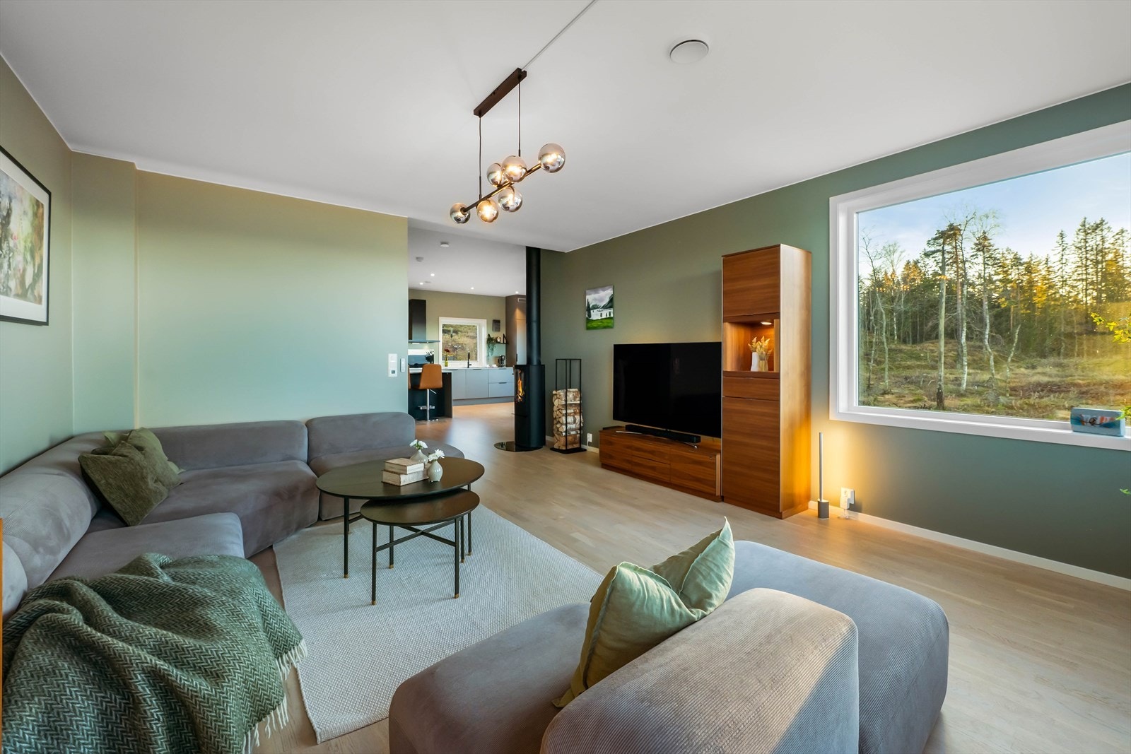 Stuen er ellers utstyrt med vedovn som sørger for god varme på kalde høst- og vinterdager. Galleribilde