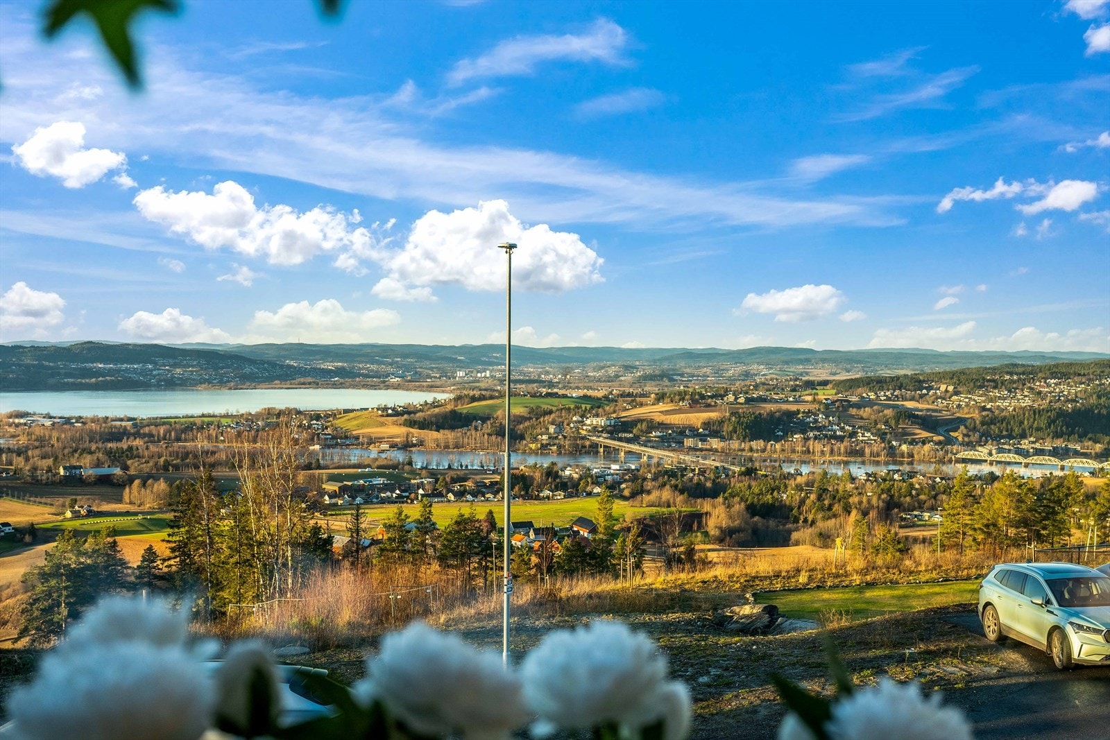 Fra stuen kan man nyte flott utsikt over Fetsund og Glomma. Galleribilde