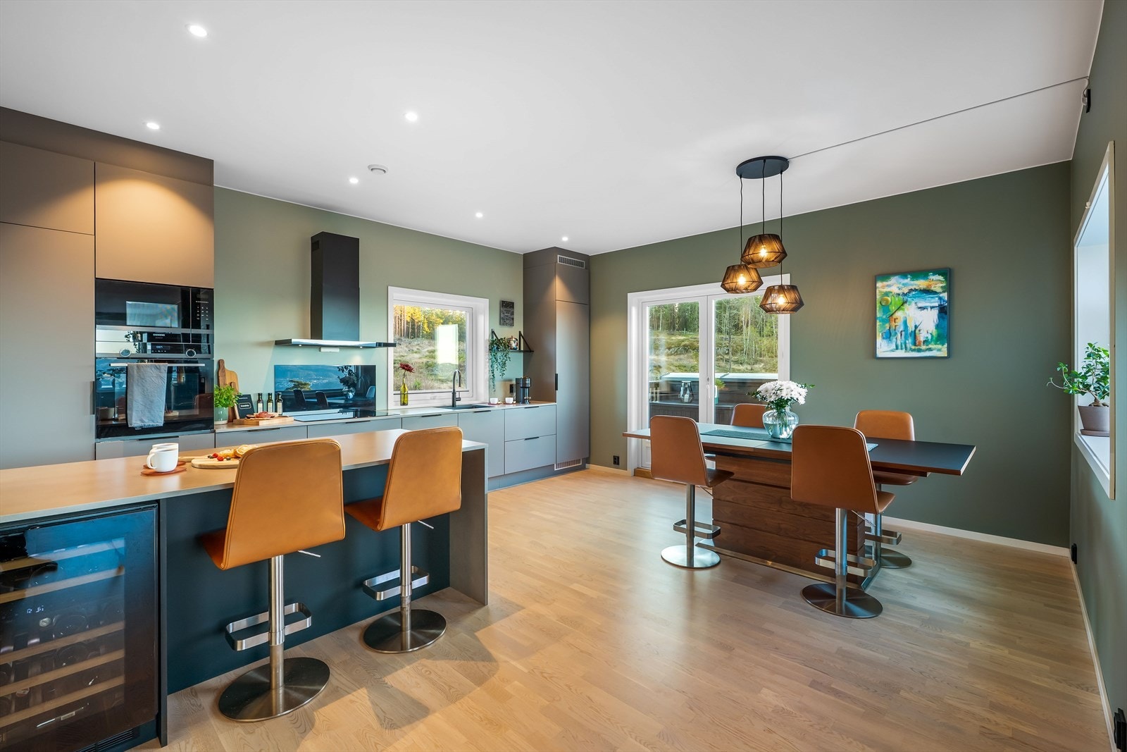 Kjøkkenet er stilrent og moderne innredet med grå, slette fronter og grå benkeplate i laminat. Her har man godt med skap- og skuffeplass, samt gode arbeidsflater på en stor kjøkkenøy. Galleribilde