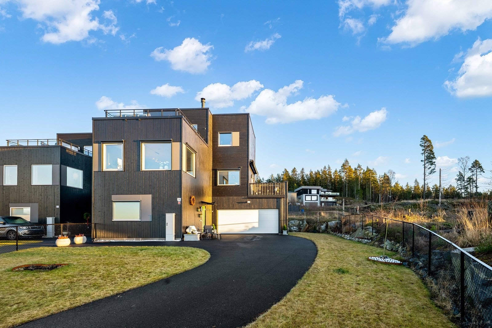 Eiendommen er på ca. 376 kvm og er inngjerdet. Uteområdet er flott opparbeidet med hage som er pent beplantet med trær og ulike vekster. Det er ellers god plass til parkering av flere biler i gårdsrommet i tillegg til parkering i garasje. Galleribilde