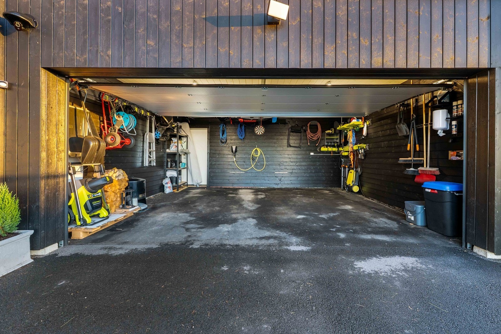 Boligen har tilhørende, dobbelgarasje med elbillader og bod. Galleribilde