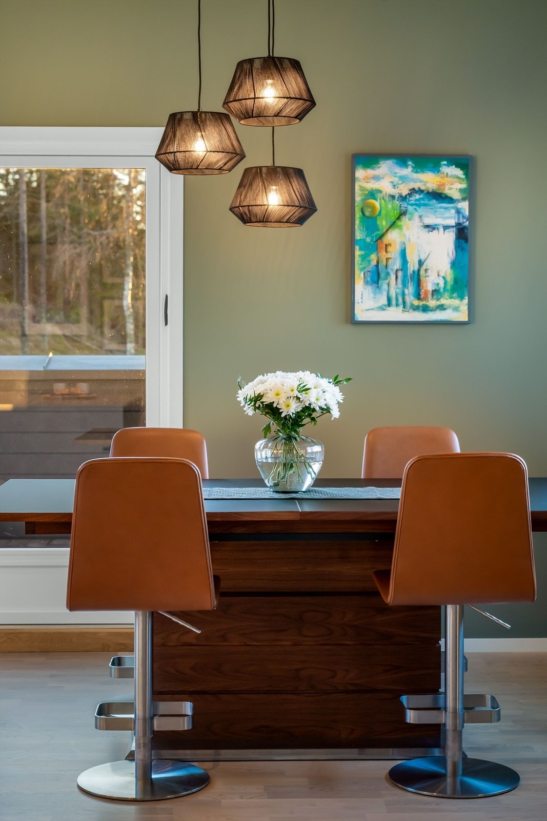 På kjøkkenet har man også god plass til å møblere med spisebord. Galleribilde