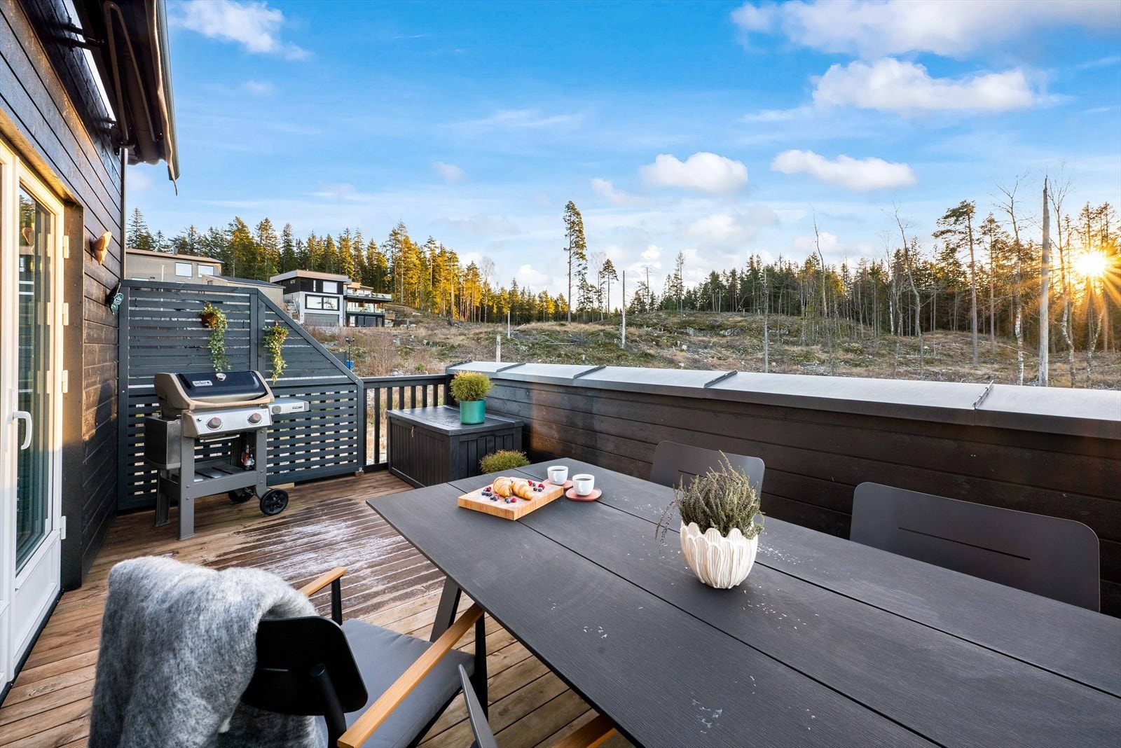 Terrassen er på 15 kvm har god plass til å innrede med møblement og utekjøkken etter eget ønske. Galleribilde