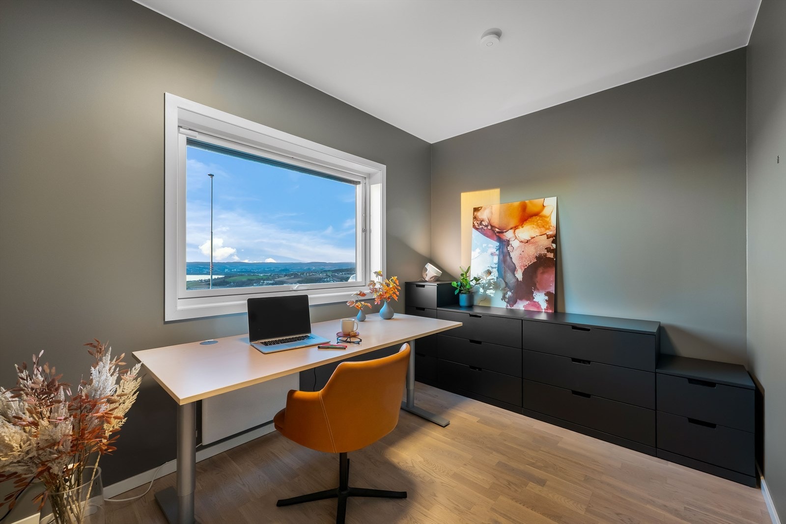 Soverom 4 er i dag innredet som kontor. Rommet vil ellers passe godt som barnerom eller gjesterom. Galleribilde