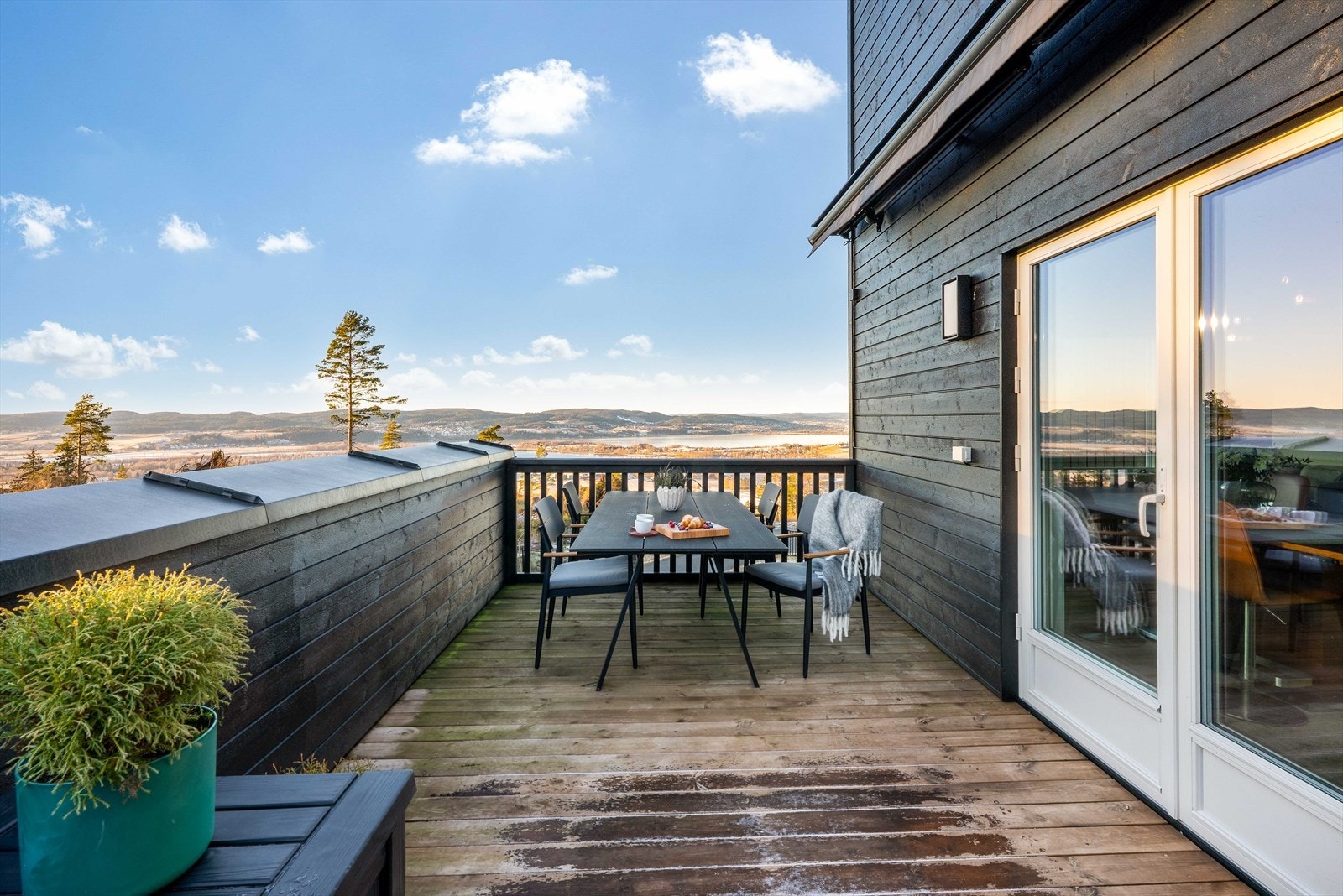 Fra kjøkkenet er det utgang til en av boligenes fine uteplasser. Galleribilde