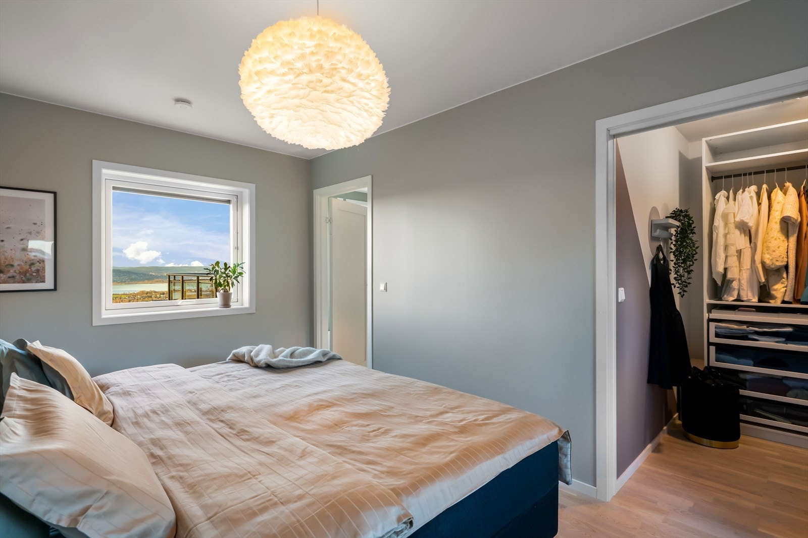 Her har man god plass til å møblere med dobbeltseng og tilhørende møblement. Galleribilde