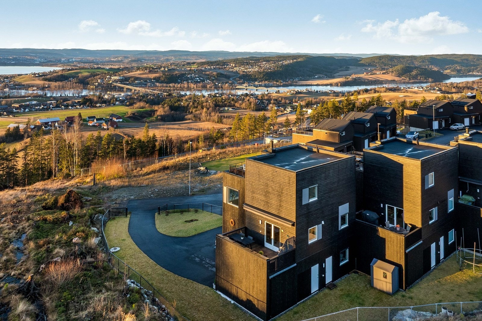 Fra boligen har man kort vei til det meste man måtte trenge i det daglige som barnehager, skoler, idrettsanlegg, butikker og flotte turområder. Galleribilde