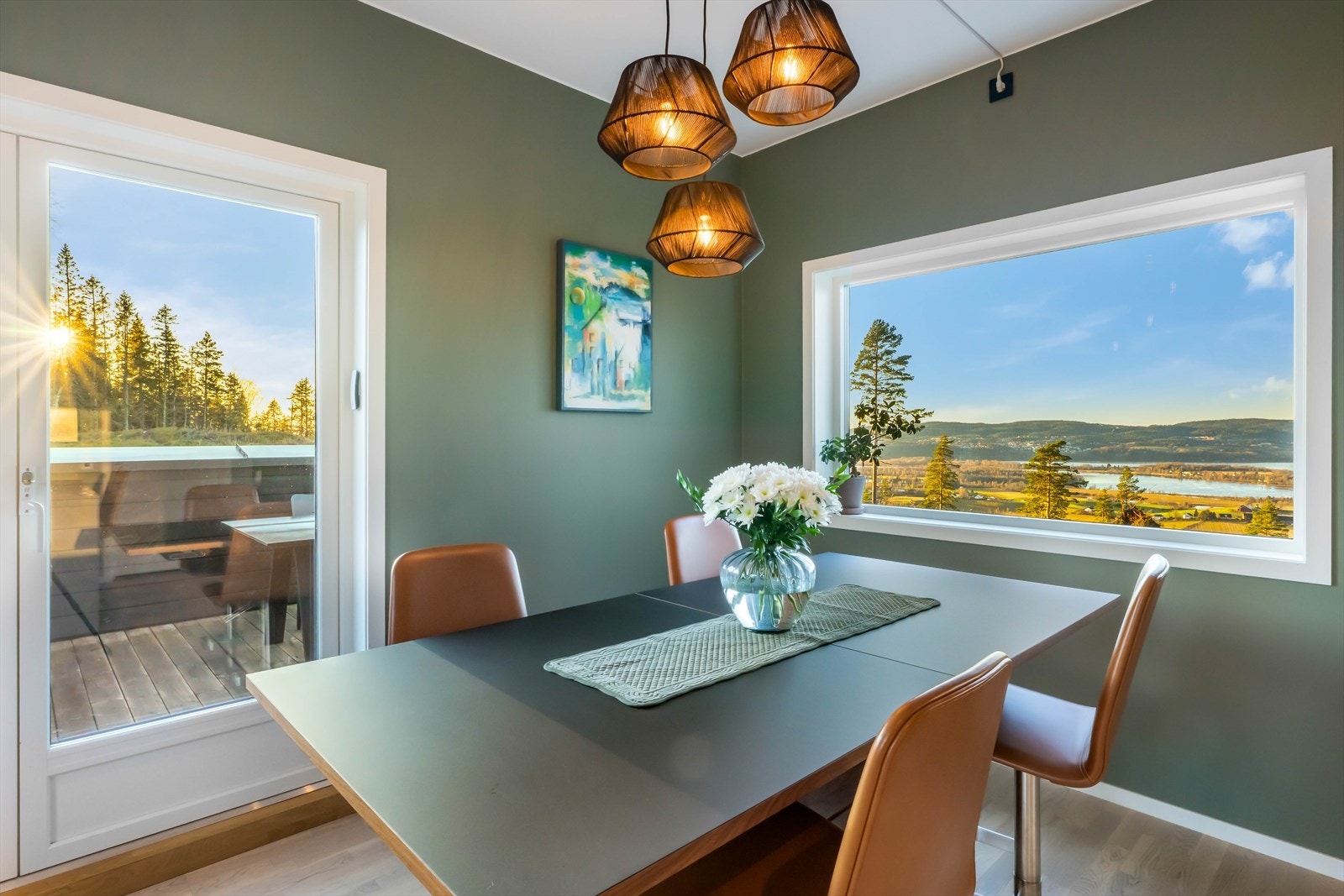 Fra kjøkkenet har man utgang til en trivelig veranda på ca. 15 kvm. Galleribilde