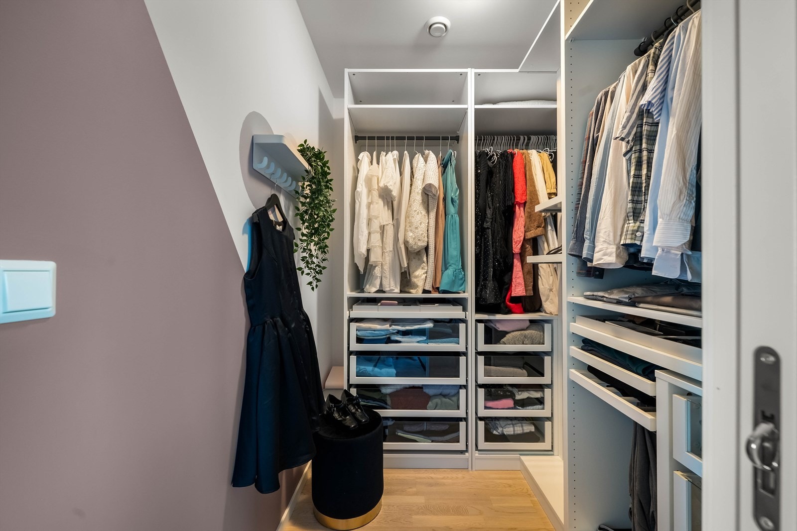 Garderoberommet er godt utstyrt og gir god lagringsplass. Galleribilde