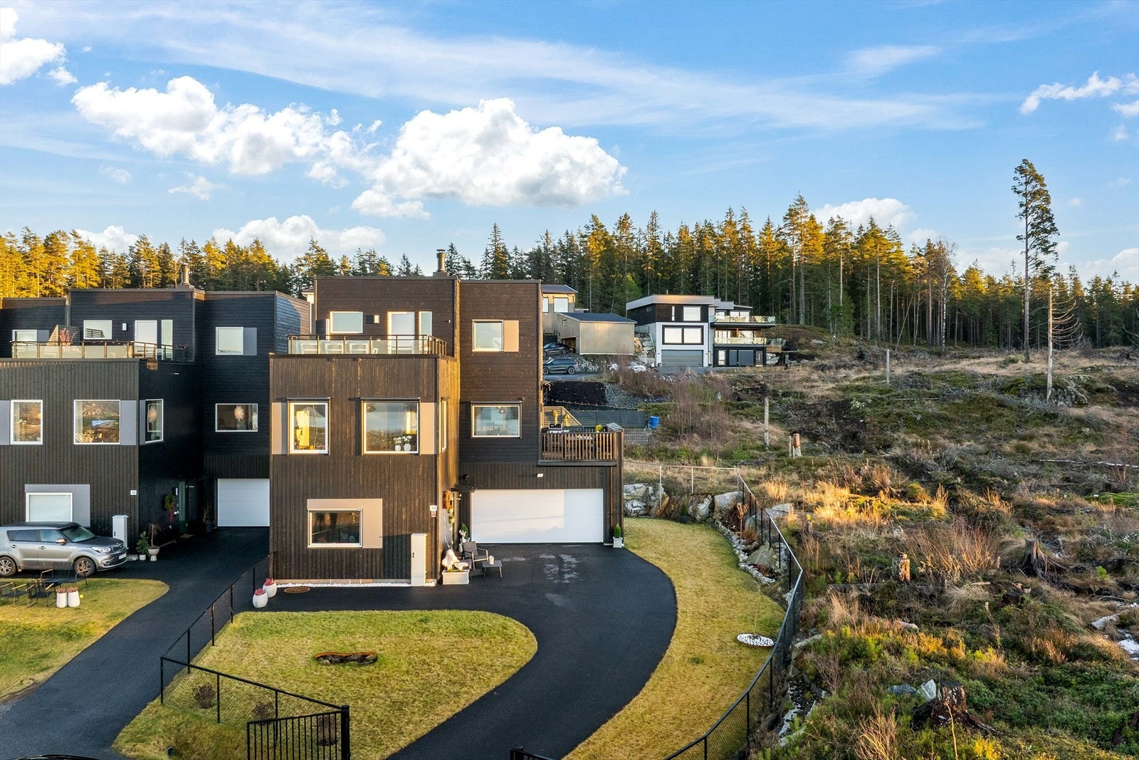 Boligen ligger innerst i et nyetablert boligfelt på Løkenåsen i Fetsund. Galleribilde