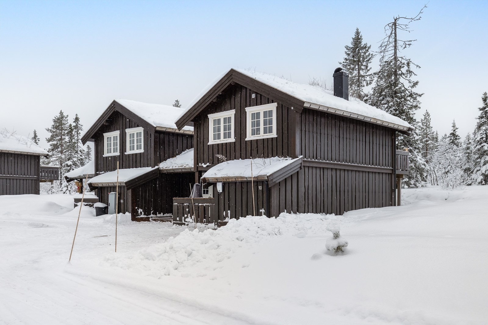 Hytta ligger fint til i et veletablert hytteområde like ved Budor gjestegård. Galleribilde