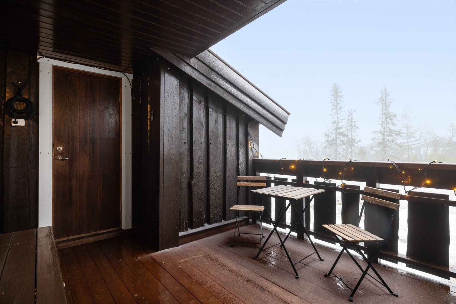 Ved inngangspartiet er det en koselig terrasse på ca. 15m² mot øst. Terrassen er delvis overbygget og har terrassebord på gulv. Det er også montert utebelysning og utvendig stikkontakt. Galleribilde