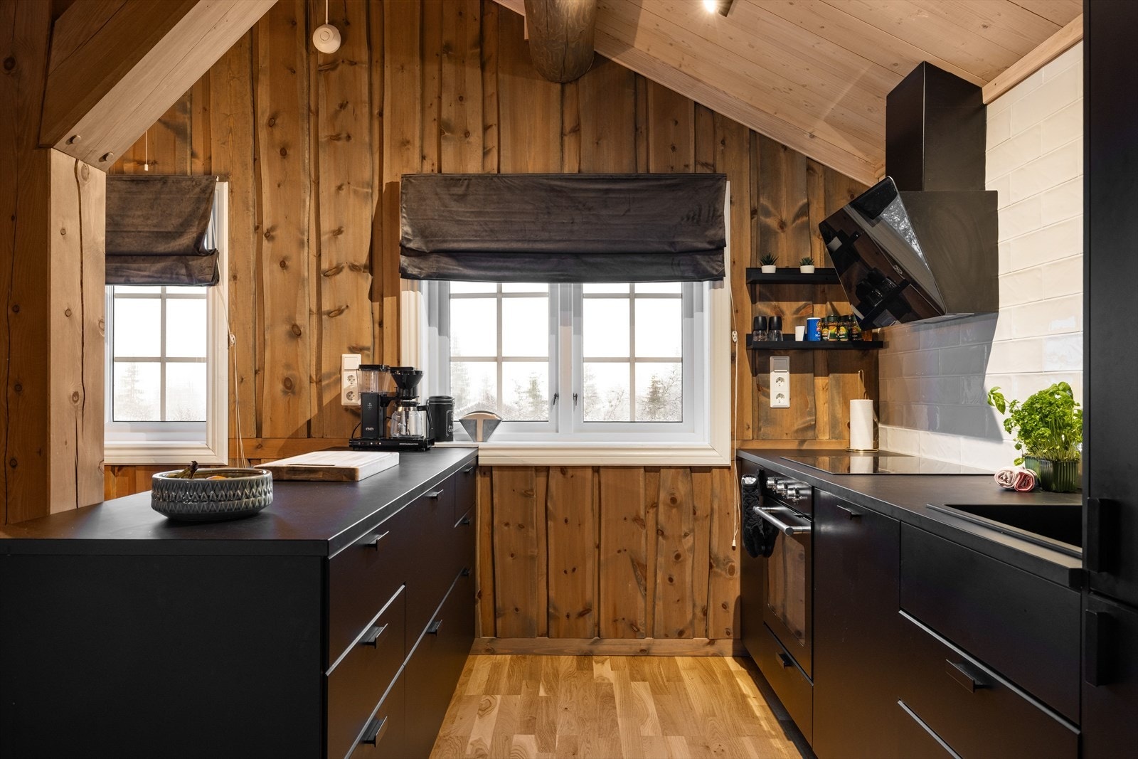 Kjøkkenet har en praktisk utforming med en øy mot spisestuen som sørger for ekstra god skap- og benkeplass. Galleribilde