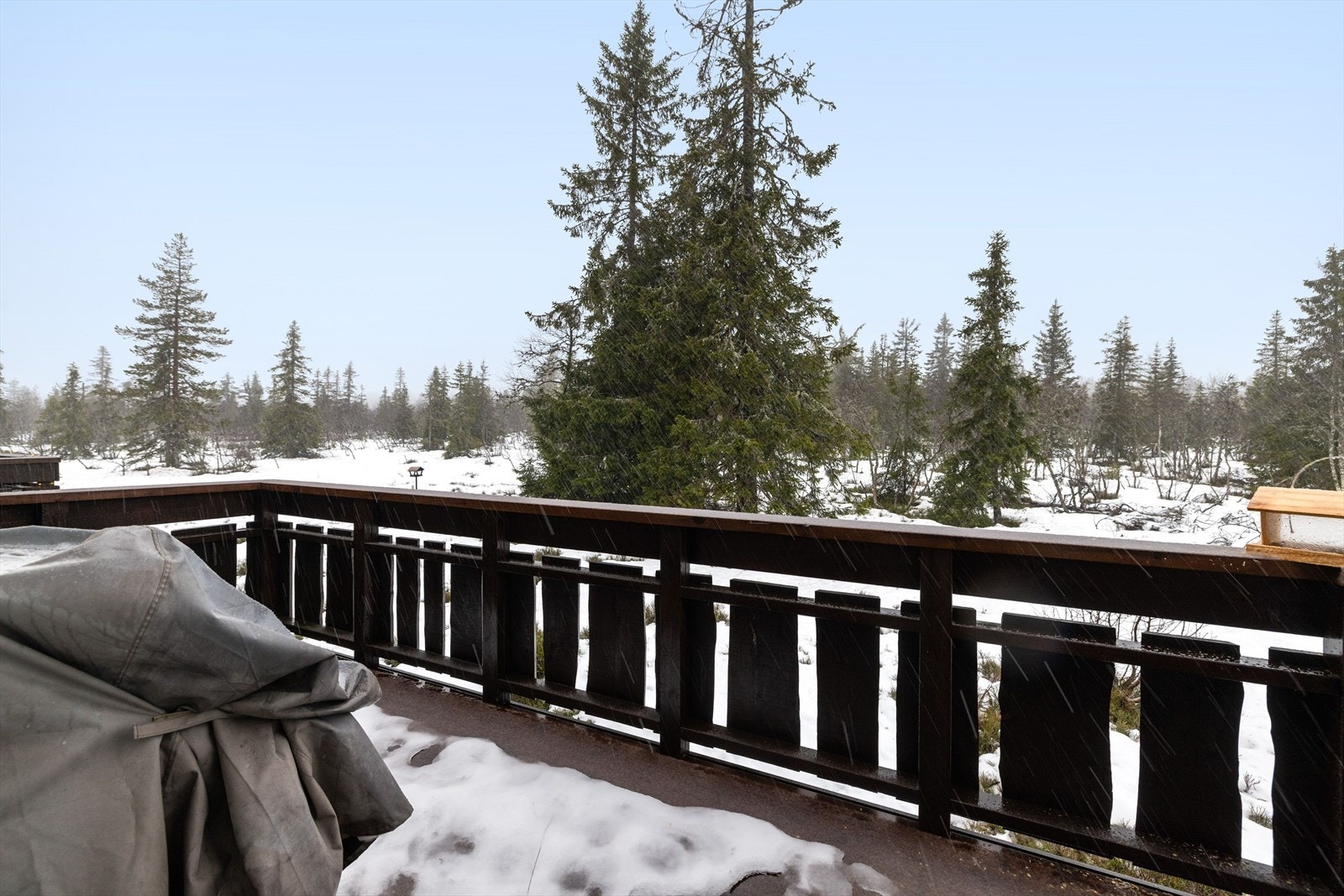 Fra stuen har du utgang til en solrik vestvendt balkong på ca. 10m². Balkongen har terrassebord på gulv og god plass til sittegruppe etter eget ønske. Det er også montert utebelysning og utvendig stikkontakt. Galleribilde