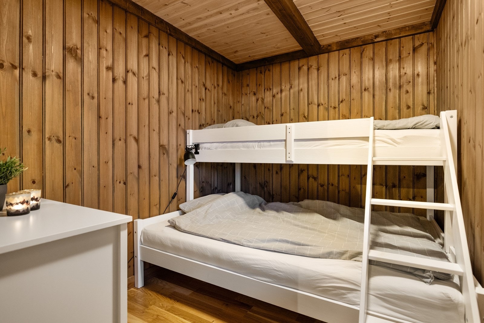 Soverom 2 er i dag innredet med en familiekøye med 3 sengeplasser. Det er også plass til en kommode eller garderobeskap. Galleribilde