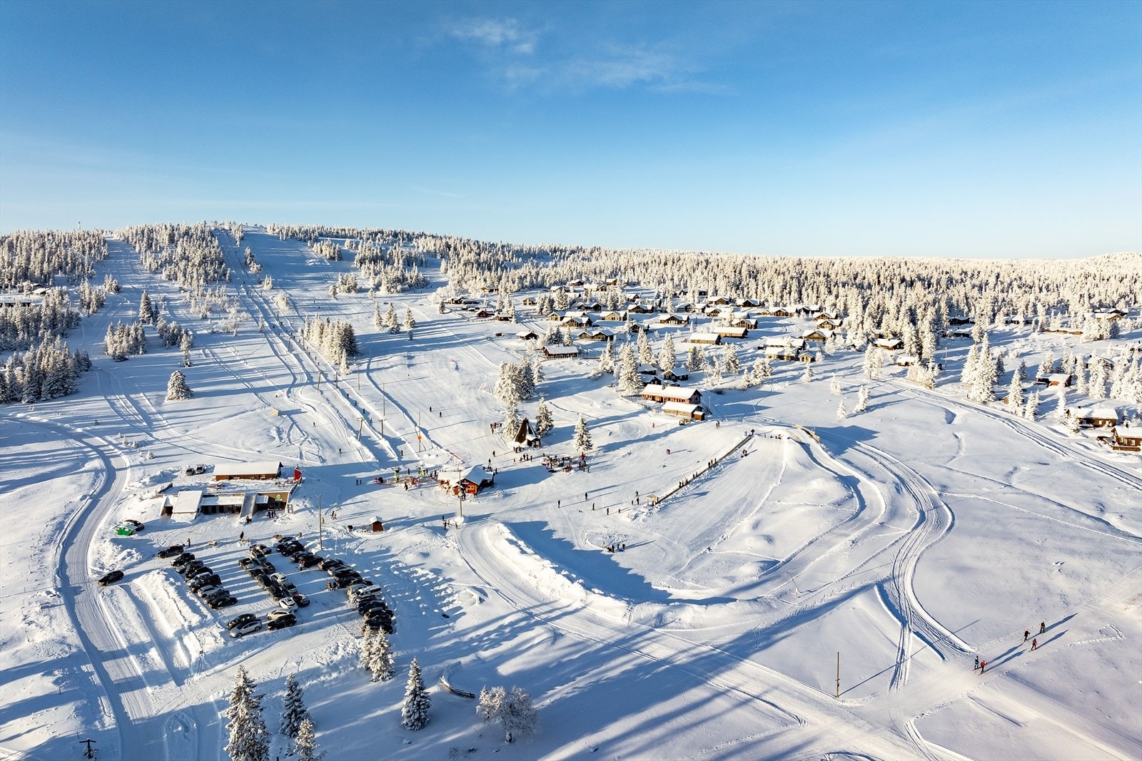 Her kan hele familien kose seg alt fra de minste med "mini-trekket" ned til høyre i bilde, alpinbakken, kjelkekjøring og masse langrennsløyper. Gode muligheter for servering i kafeen og grilling/medbrakt i lavvoen. Galleribilde