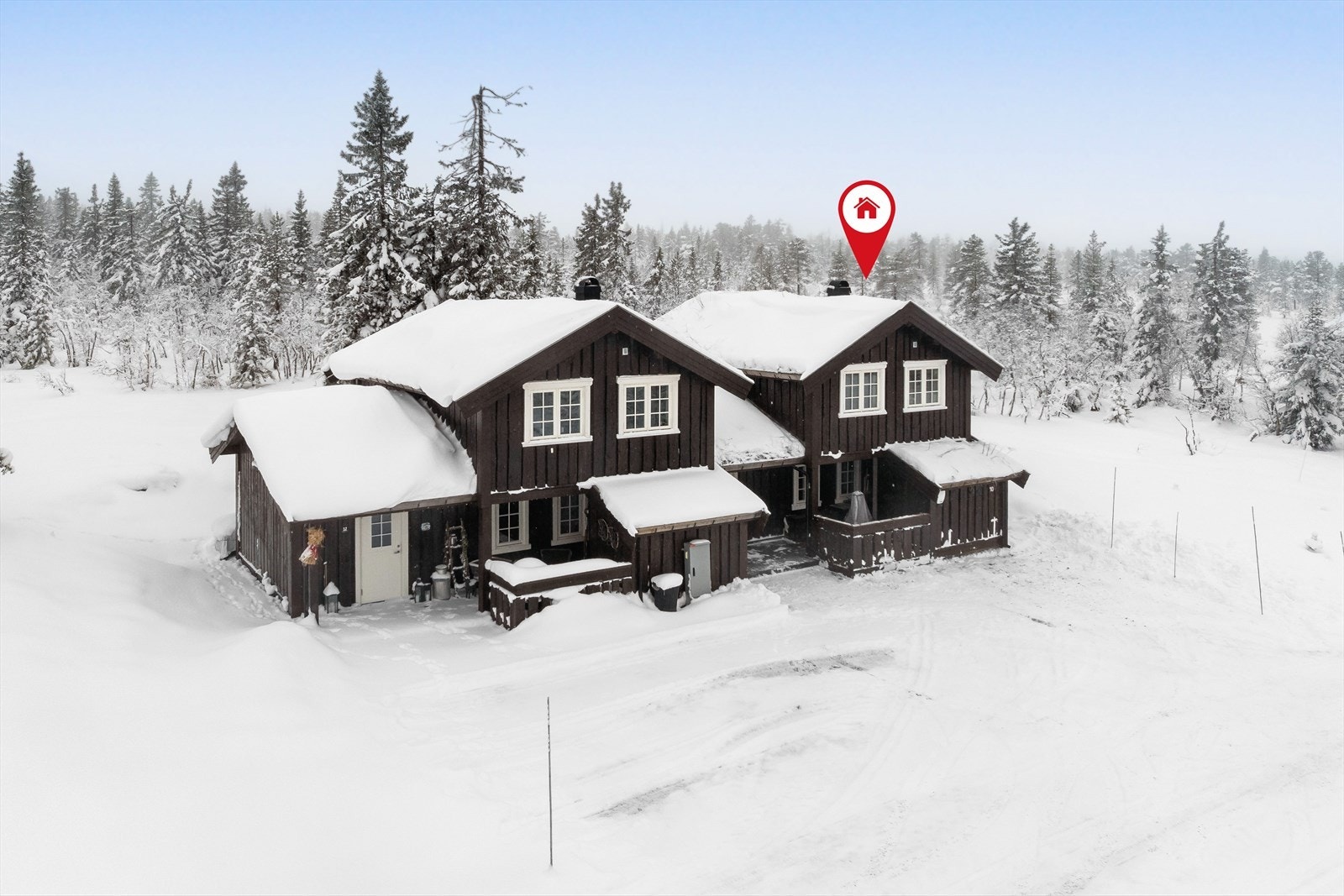 En flott halvpart av tomannshytte fra 2020 med god standard. Hytta har stående kledning av villmarkspanel og tak tekket med torv. Galleribilde