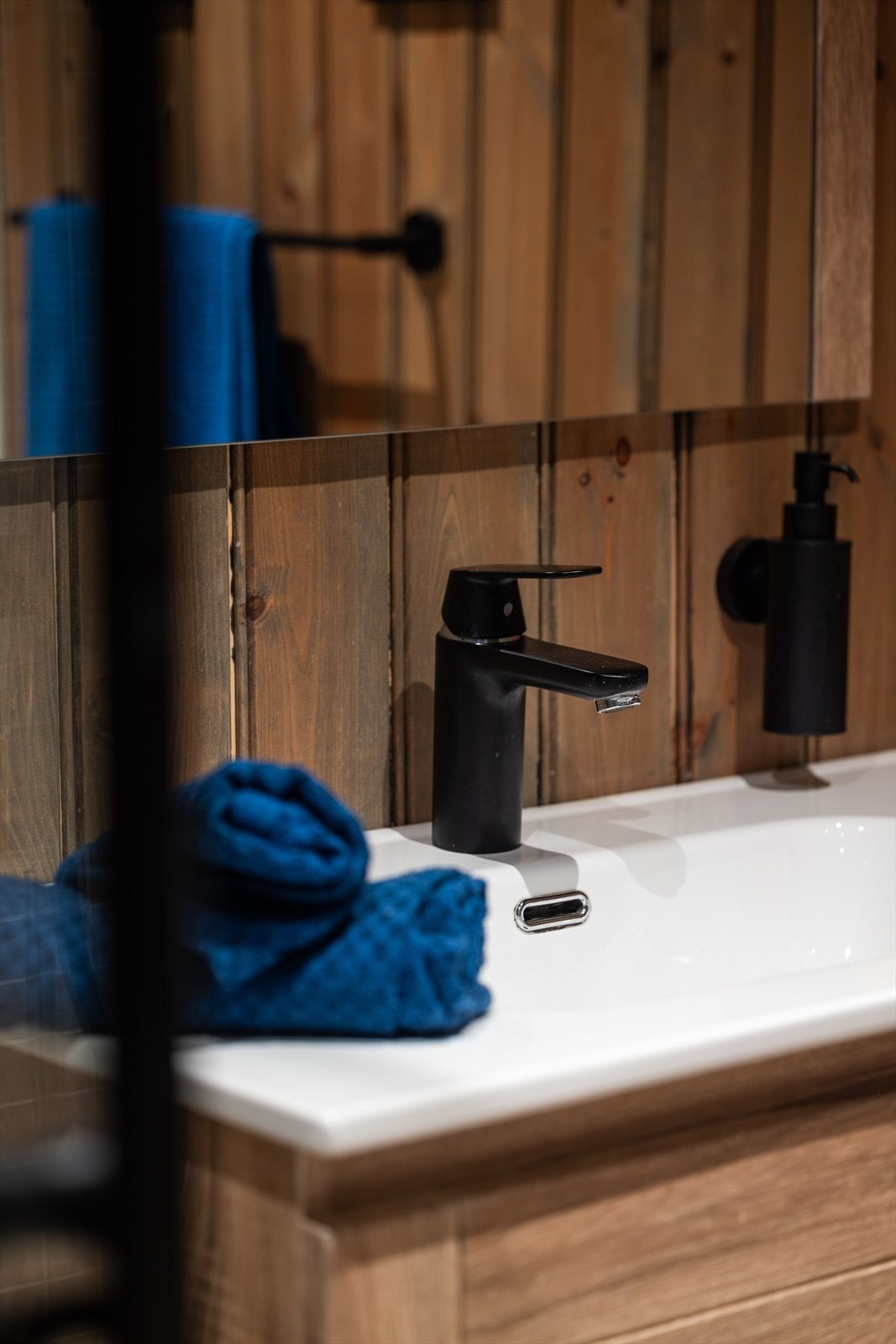 Baderommet har gjennomgående sorte detaljer som gir et stilrent uttrykk. Galleribilde