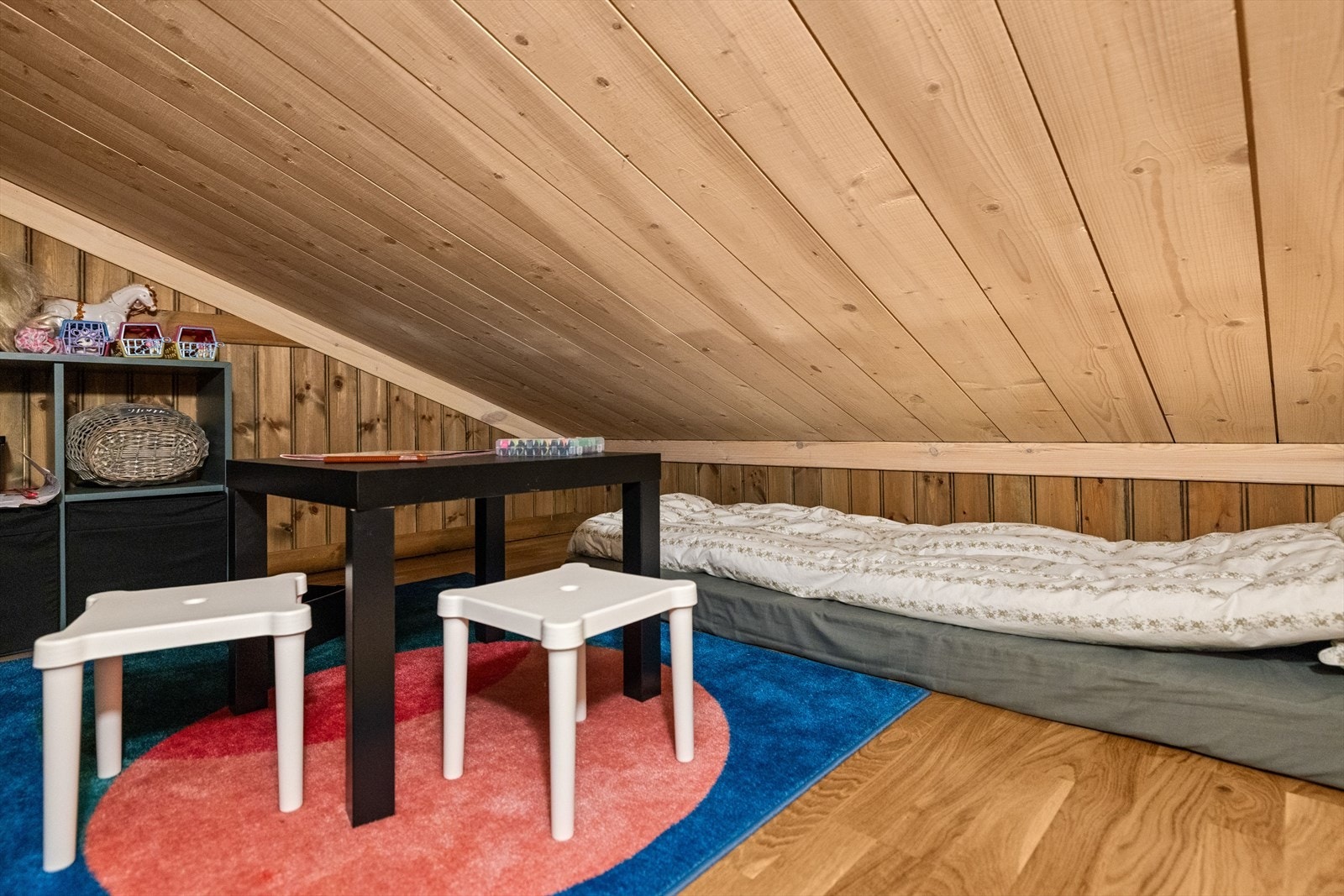 Hytta har også et hemsrom/alkove med gulvareal på ca. 10m² (ikke måleverdig areal). Det gjøres oppmerksom på at rommet ikke er godkjent for varig opphold. Galleribilde