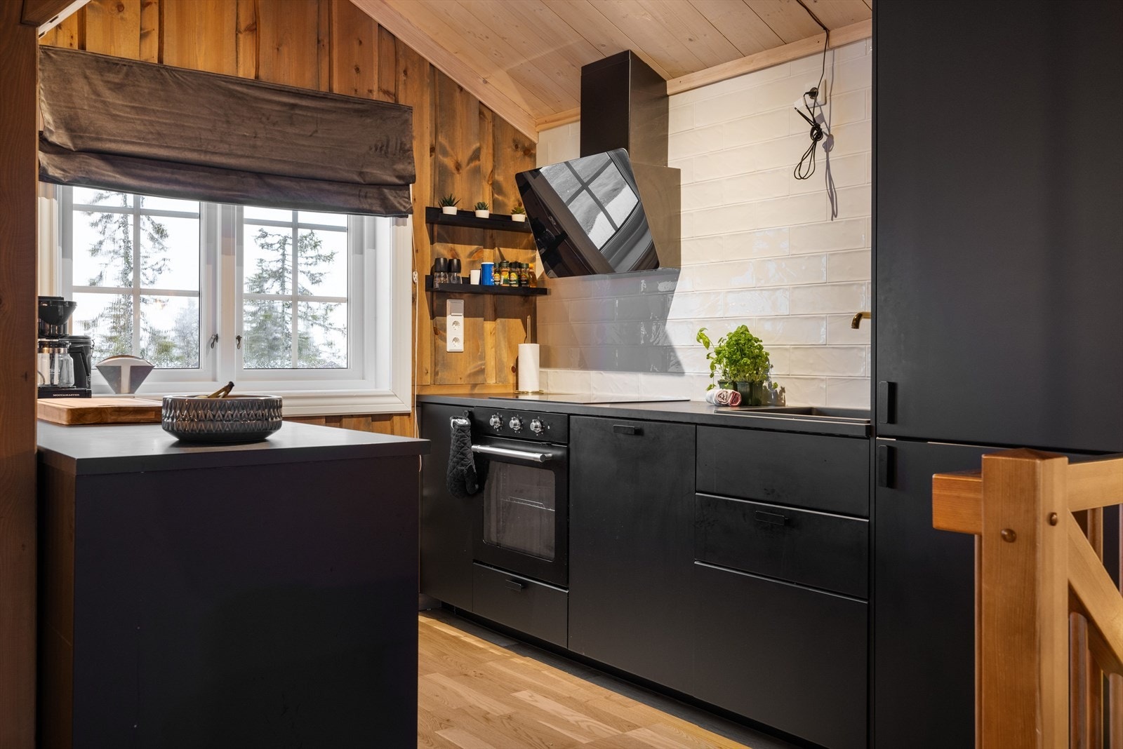 Moderne kjøkkeninnredning fra Ikea som var ny i 2020. Innredningen har sorte glatte fronter og laminert benkeplate med nedfelt oppvaskkum. Galleribilde