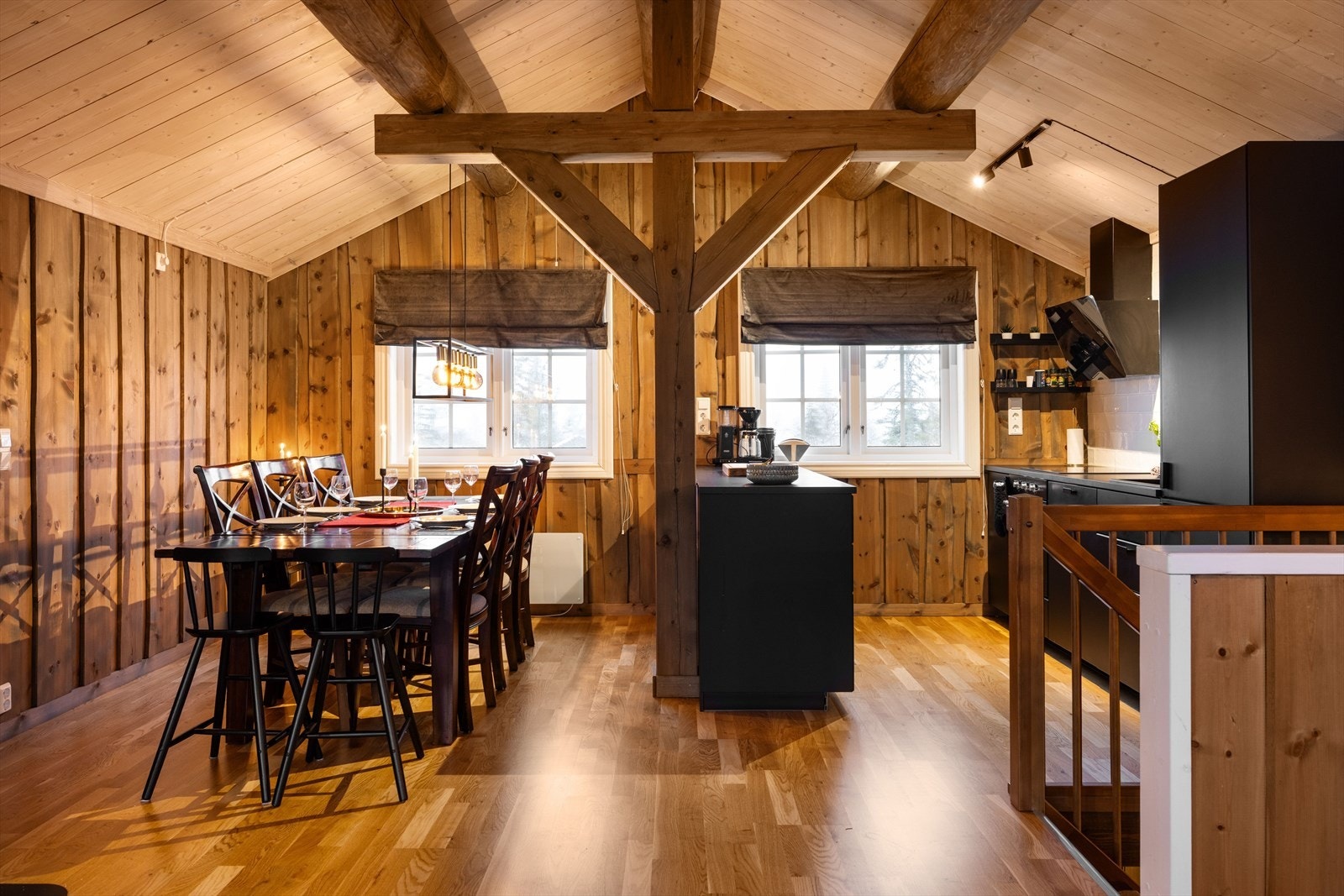 Lysinnslippet sammen med mønet himling gir en god og luftig romfølelse. Synlige takbjelker og rundstokker i himlingen som gir rommet en god atmosfære. Galleribilde