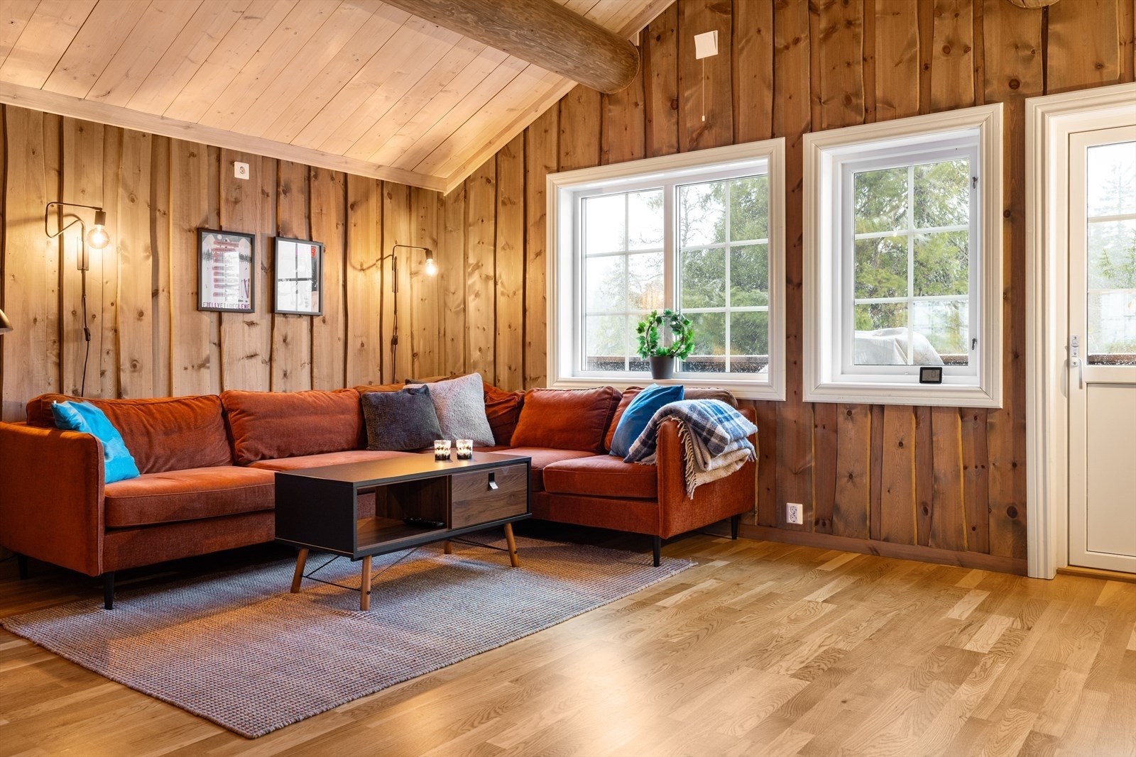 Stuen har god standard fra 2020 med parkett på gulv, lun villmarkspanel på veggene og skjult elektrisk anlegg. Galleribilde