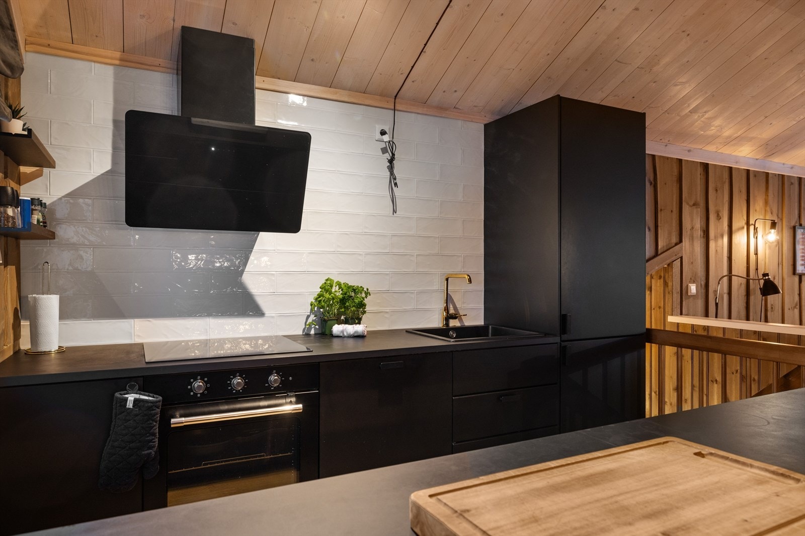 Både fint og praktisk med lekre fliser i benkeryggen. Kjøkkenet er fullt utstyrt med integrerte hvitevarer som medfølger i handelen. Det er også montert automatisk vannstopper med fuktsensor. Galleribilde