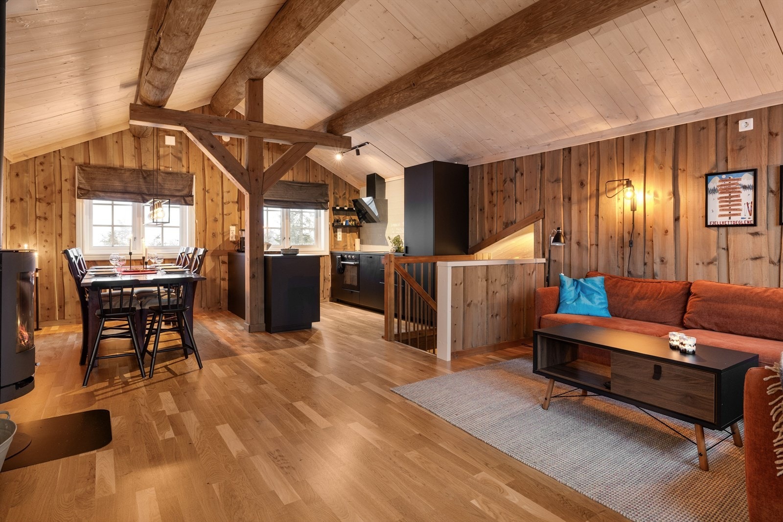 Hytta har en god planløsning over to plan med et stort og sosialt oppholdsrom i 2. etasje, samt 3 soverom og baderom i 1. etasje. Galleribilde