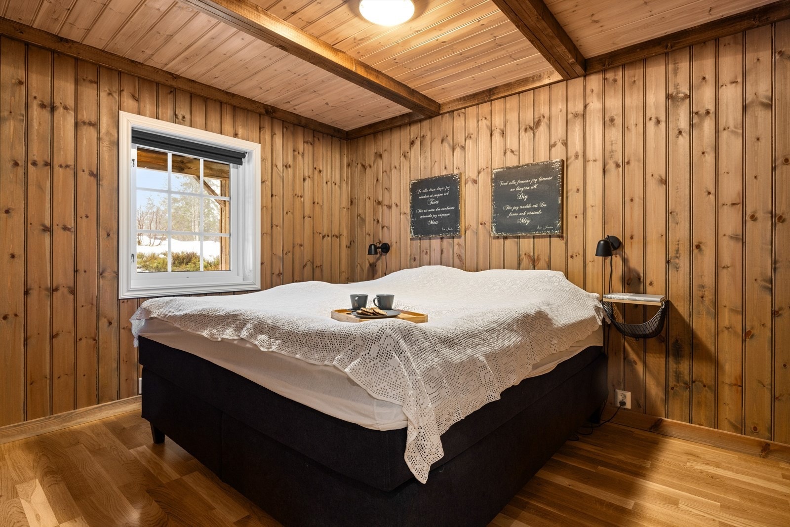 Koselig hovedsoverom med god plass til stor dobbeltseng med tilhørende nattbord. Galleribilde