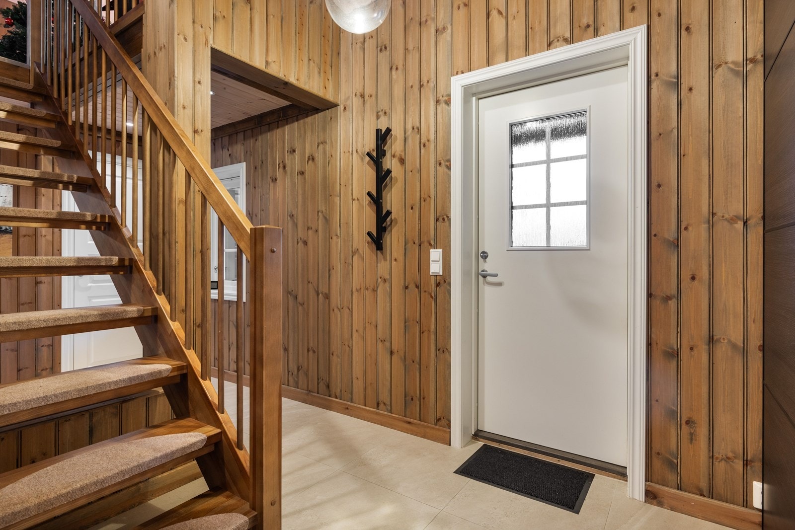 Når du entrer hytta kommer du inn i en hyggelig og praktisk entré. Galleribilde