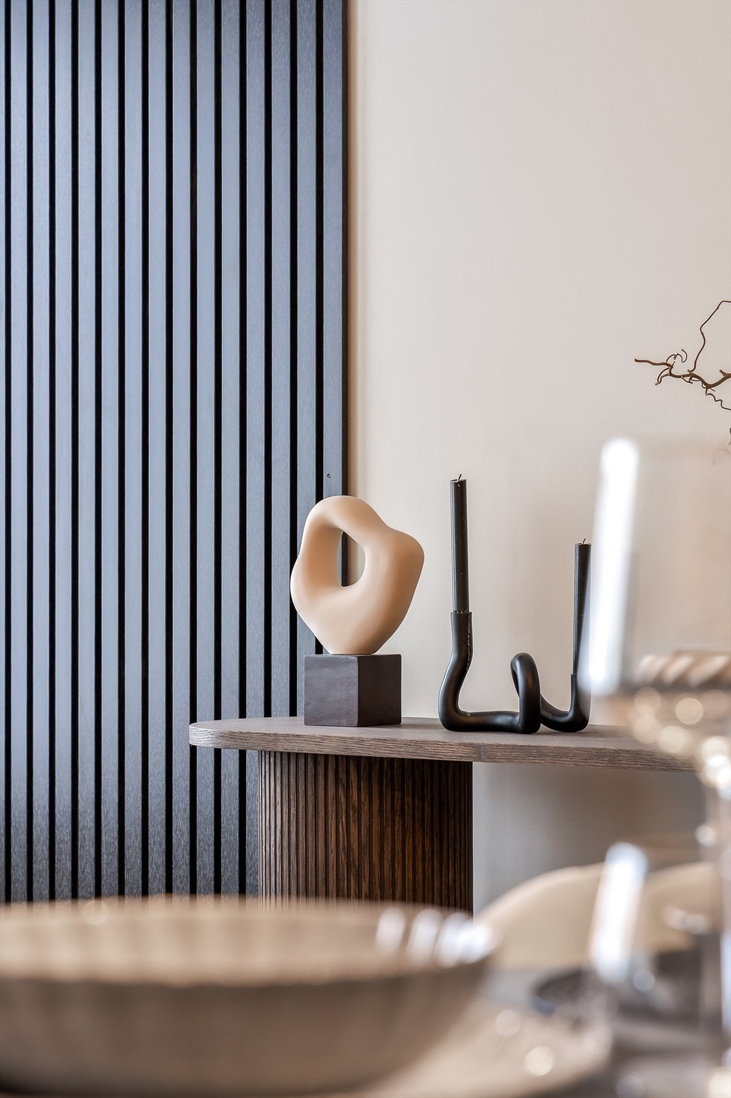 Det er satt opp spiler på vegg v balkong, noe som gjør at stuen får et mer moderne og eksklusivt preg Galleribilde