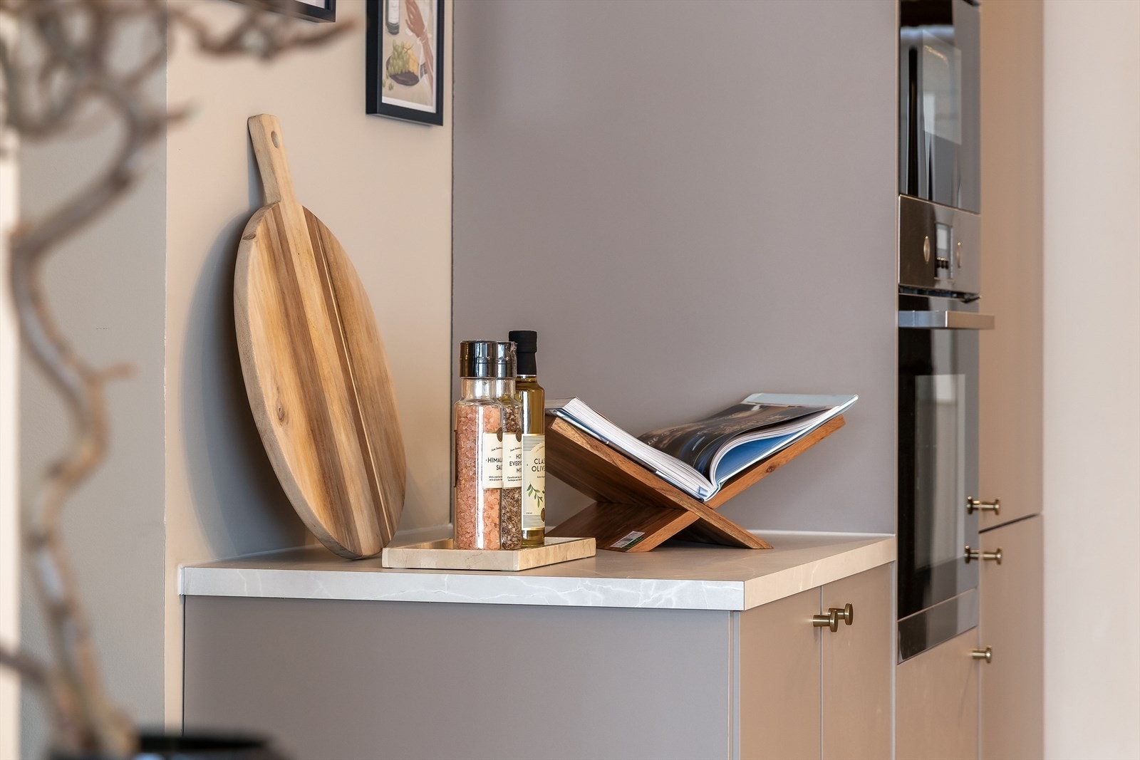 Den ekstra delen på kjøkkenet gjør at man får enda mer benkeplass Galleribilde