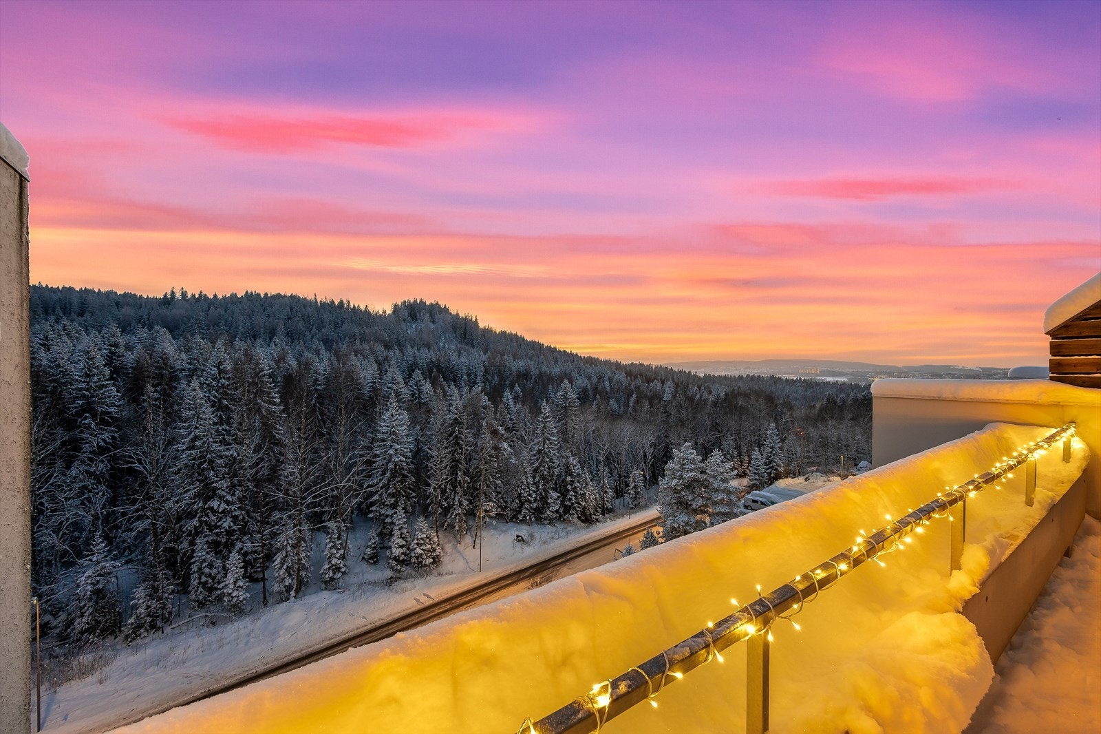 Sydvendt solrik balkong på 16 m² med flott utsikt! Galleribilde