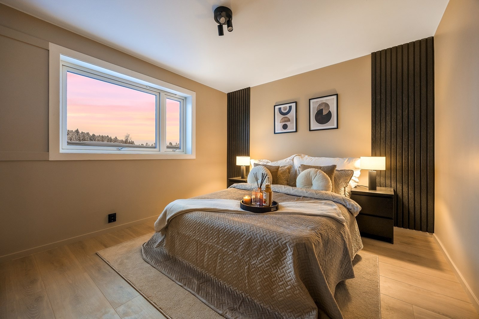 Vegg delvis dekket av spiler på hovedsoverom Galleribilde